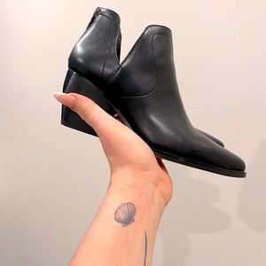 Vince Camuto Riggie bootie 6.5 black